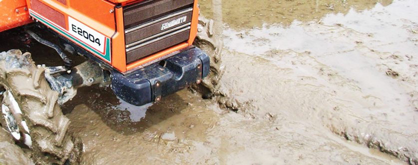 年代物のトラクターが現役バリバリやで！