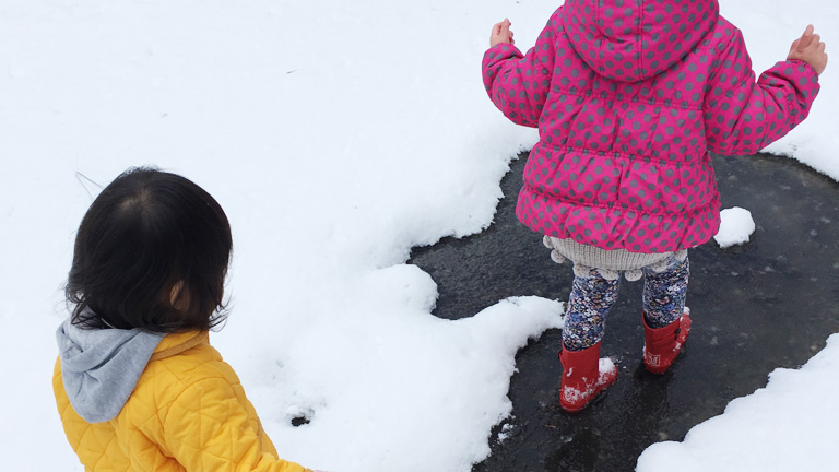 2020-雪にはしゃぐ子供達